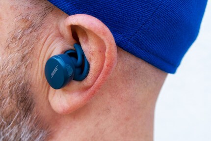Le earbuds Sport Bose sporgono dalle orecchie di mezzo metro.