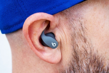 Le Beats Fit Pro si inseriscono nelle orecchie senza dare nell'occhio