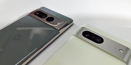 Das Pixel 7 Pro (links) hat drei Kameras.