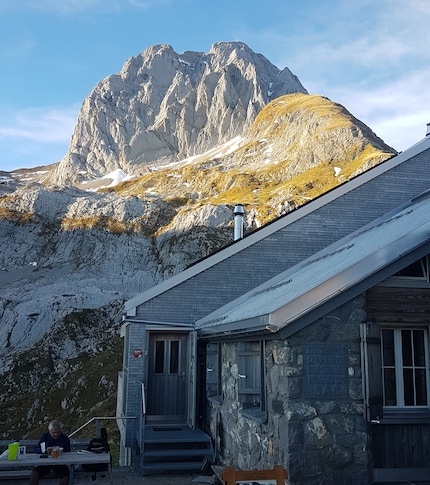 Atmosfera serale alla Zwinglipasshütte.