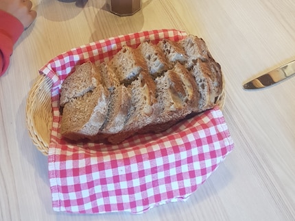 Anche il pane è stato preparato dal custode Peter in persona.