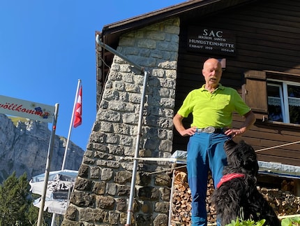 Tre anni fa Peter, nella foto con il cane Ghielli, ha rilevato la Hundsteinhütte.