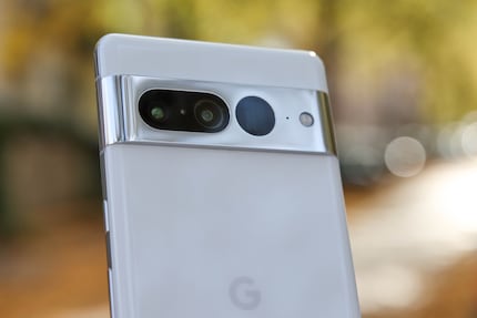 Pixel 7 Pro con tre fotocamere sul retro.
