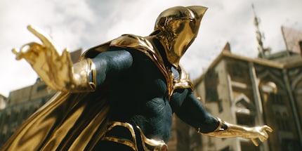 Per far apparire Pierce Brosnan nei panni del Dottor Fate così nitido come qui, ha indossato un costume mo-cap sul set di Black Adam