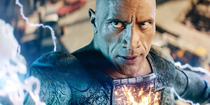 Dilemma morale: Black Adam è fin troppo felice di fare un buco sanguinoso nel torso dei mercenari. Secondo Hollywood, non meritano di meglio.