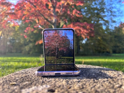 Il Samsung Galaxy Z Flip 4 si adatta a molte superfici.