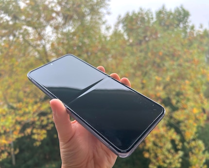 La piega del Samsung Galaxy Z Flip 4 si nota, ma non dà fastidio.