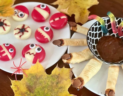 Semplice e veloce: mostri di Babybel e dita di strega in pasta frolla con confettura.