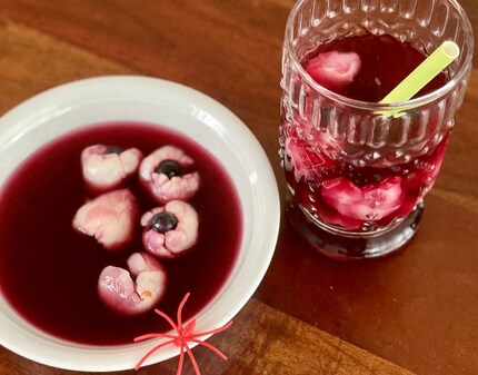 Dolce e non acido: punch rosso sangue con succo d'uva, litchi e mirtilli.