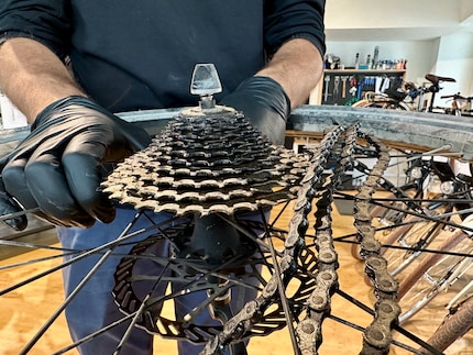 Piuttosto sporche: catena e cassetta dell’e-bike prima della pulizia.