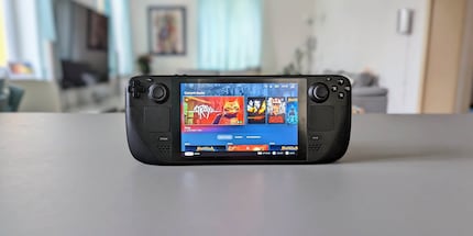 Giocare ai giochi per PC in viaggio, senza dover ricorrere a un ingombrante notebook da gaming: con lo Steam Deck si può.
