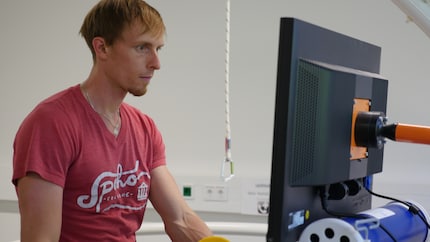 Il Dr. Oliver Quittmann studia, tra le altre cose, il profilo metabolico durante la corsa.