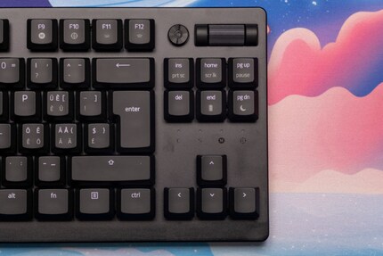 Sul lato destro della Deathstalker V2 Pro TKL, invece, tutto è simmetrico e appare armonioso.