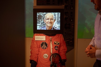 L'astronauta svizzero Claude Nicollier parla al pubblico del museo.