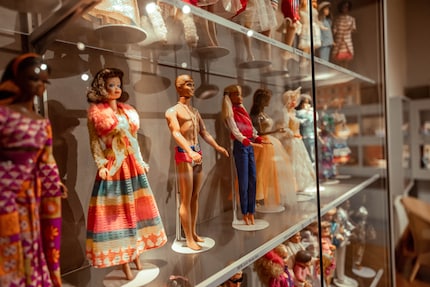 I giocattoli, come queste Barbie, riflettono sempre un'epoca.