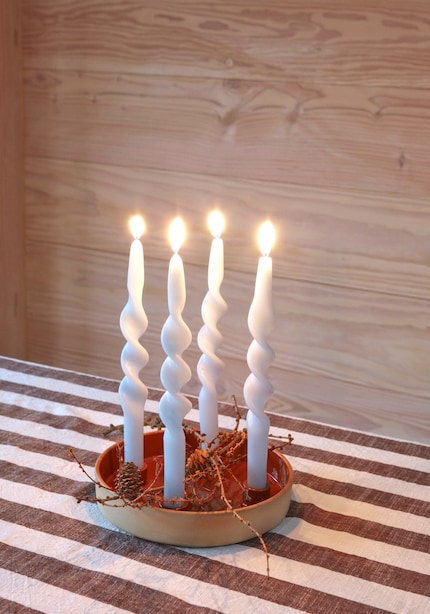 Le candele a spirale «Twist» di Oyoy danno carattere a qualsiasi corona dell'Avvento, anche alla più semplice.