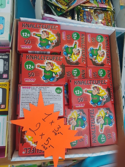 Qui un pacchetto di petardi costa 3 franchi.