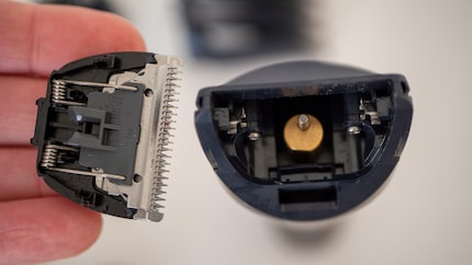 I peli si accumulano anche sotto la lametta del Panasonic MultiShape, ma è relativamente semplice rimuoverli.