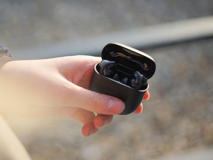 Gli auricolari vengono riposti verticalmente nella custodia.