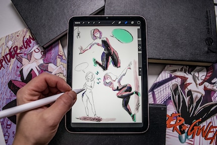 The tablet features a decent-sized sketch pad.