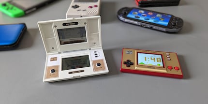Nintendo ha recentemente lanciato una nuova edizione del Game & Watch. A sinistra l'originale, a destra il nuovo modello.