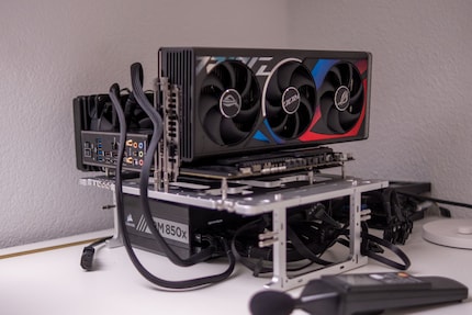 Dank der kompakten Masse nimmt der Streacom BC1 V2 Benchtable auf meinem Pult wenig Platz ein.