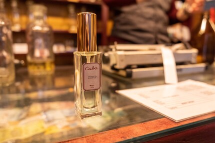 I profumi non hanno nomi e hanno un'etichetta uniforme, in modo che nulla distragga dalla fragranza.