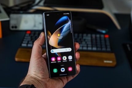 Il display esterno del Galaxy Z Fold 4 è relativamente stretto.