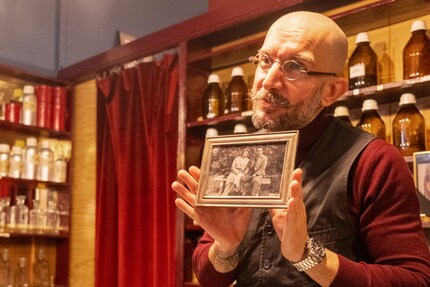 Due giorni prima della riapertura, viene scattata questa foto dei nonni. Chi l'ha scattata? Nenad, cinque anni, padre di Nemanja.