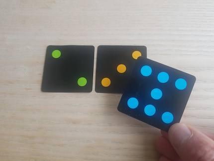 ... o si mette una carta con un punteggio più alto su un'altra carta.