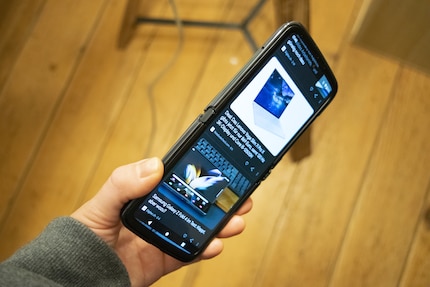 Con il display acceso e allungato, non si notano nemmeno le ammaccature sui lati.