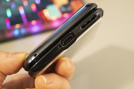 La cover ha buone intenzioni, ma non si adatta perfettamente alle porte del Razr 2022.