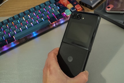 Il Motorola Razr 2022 ha una superficie nobile e bordi piacevolmente impugnabili, ma potrebbe essere più piccolo.