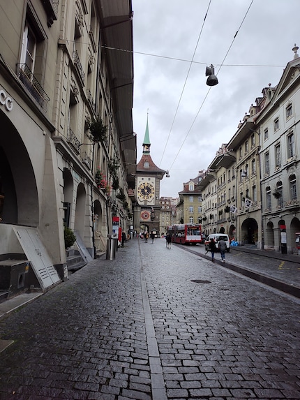 La fotocamera principale scatta una bella foto della Zytgloggenturm di Berna con l'impostazione automatica.