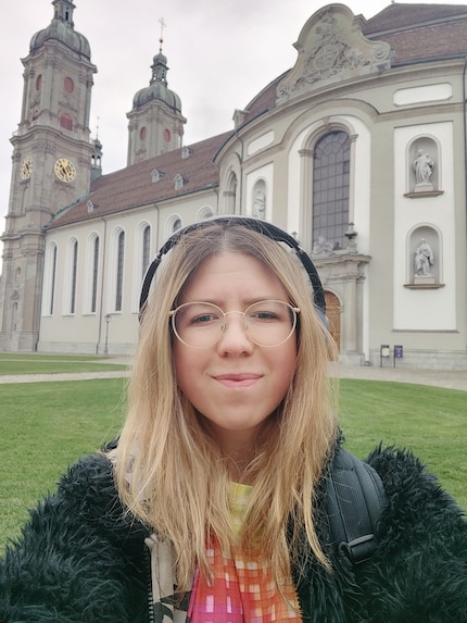 Ecco il confronto con la fotocamera per i selfie: la pelle è leggermente opaca e i colori sono meno brillanti.