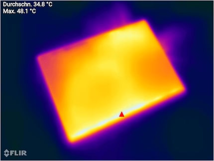 Dopo nove minuti di test Cinebench multi-core il case raggiunge i 48,1 °C nel punto più caldo.