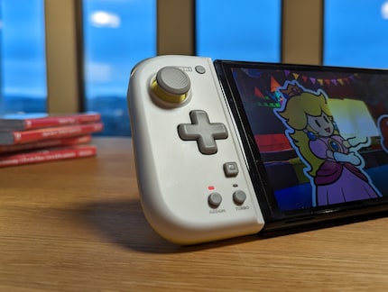 A differenza dei quattro pulsanti separati del Joy-Con sinistro, il controller Hori ha un vero e proprio pad direzionale integrato.