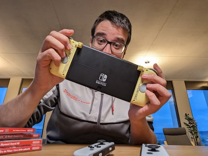Riesco a raggiungere i pulsanti programmabili sul retro del controller con il dito medio e anulare senza problemi.