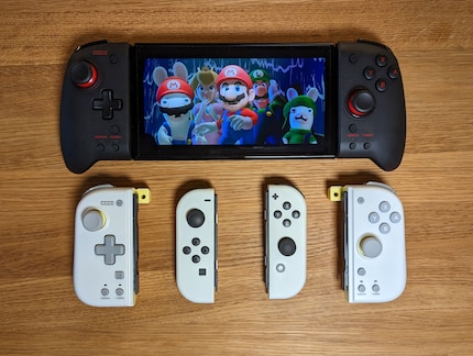 Lo Split Pad Pro (in alto) a confronto con lo Split Pad Compact e i Joy-Con (in basso).