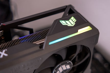 Le due zone illuminate dell’Asus TUF Gaming GeForce RTX 4080 OC Edition.
