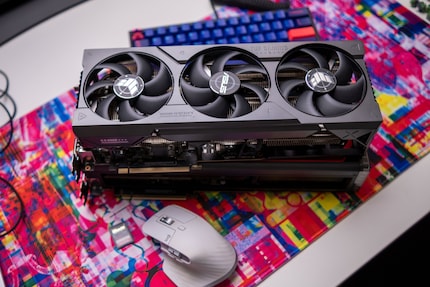 Un mostro non arriva quasi mai da solo: l’Asus TUF Gaming GeForce RTX 4080 OC Edition sulla ROG Strix GeForce RTX 4090 OC.