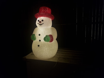 Ci accompagna da anni durante il periodo prenatalizio: il nostro pupazzo di neve luminoso.