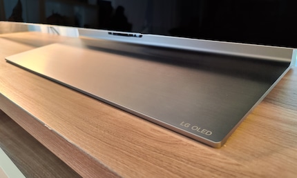 Visto che il mio LG G3 è posizionato davanti a una finestra, non posso montarlo su una parete. Per fortuna posso comprare il relativo piedistallo.