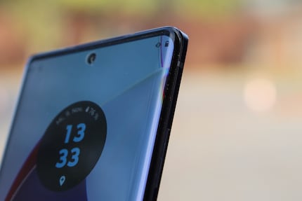 Il display dell'Edge 30 Ultra ha bordi estremamente arrotondati.