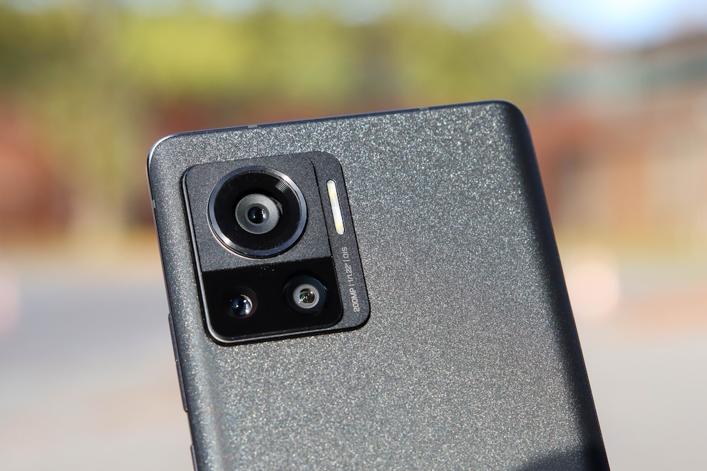 Le tre fotocamere sul retro del Motorola Edge 30 Ultra.