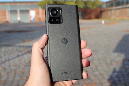 Il retro opaco dell'Edge 30 Ultra non attira le impronte digitali.