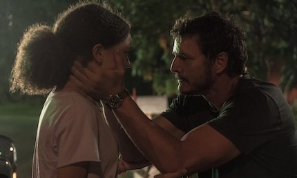 Sarah (Nico Parker) e Joel (Pedro Pascal) in fuga in «The Last of Us».