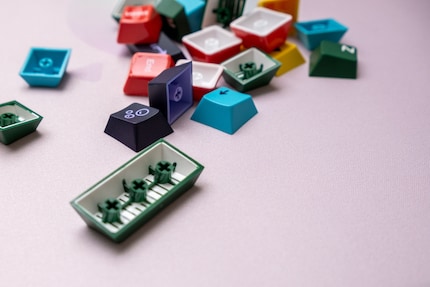 White on the inside, green on the outside: the shift key from a GMK Nuclear Data set was created in a double injection moulding process, which you can see on the underside.