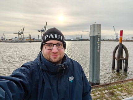 I selfie funzionano anche con il sole alle spalle, ma il riflesso del sole è visibile sul logo della giacca.