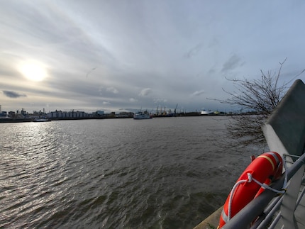 Con la fotocamera grandangolare, si riesce a fotografare anche il salvagente dalla riva.